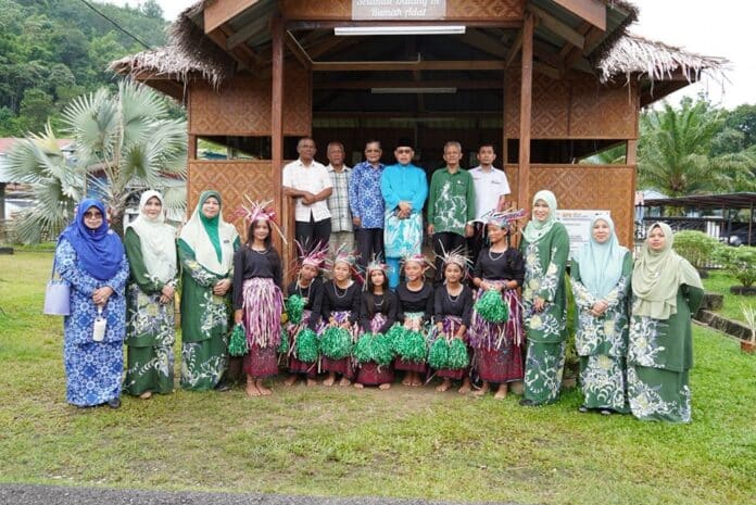 Presiden ANGKASA, Datuk Seri Dr. Abdul Fattah Abdullah bersama warga 𝗞𝗼𝗽𝗲𝗿𝗮𝘀𝗶 𝗦𝗠𝗞 𝗥𝗣𝗦 𝗕𝗲𝘁𝗮𝘂 𝗕𝗲𝗿𝗵𝗮𝗱 sewaktu merasmikan Pembukaan Koperasi SMK Betau Berhad di kedai Koperasi SMK Betau Berhad pada 20 Jun 2025.