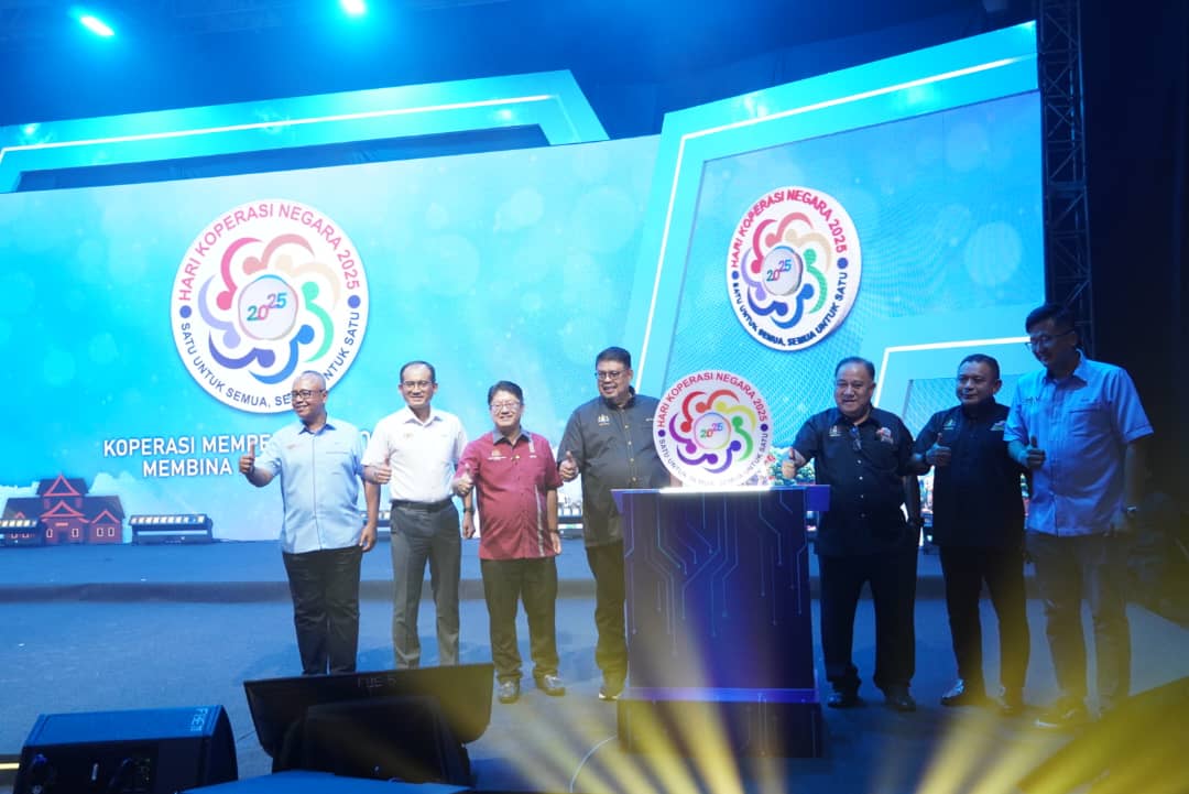 Ketua Menteri Melaka, YAB Datuk Seri Utama Ab Rauf Yusoh (tengah) merasmikan Majlis Penutupan Hari Koperasi Negara 2025 (HKN'25) di Melaka International Trade Centre (MITC), Alor Gajah pada 27 Julai 2025. Hadir sama ialah Speaker Dewan Undangan Negeri Melaka, YB Datuk Wira Haji Ibrahim Durum (tiga dari kanan) dan Menteri Pembangunan Usahawan dan Koperasi (KUSKOP), YB Datuk Ewon Benedick (tiga dari kiri).
