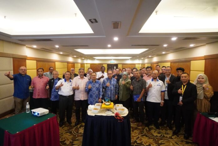 Presiden ANGKASA, Datuk Seri Dr. Abdul Fattah Abdullah bergambar bersama peserta Sesi Libat Urus Pembangunan Garis Panduan Pengurusan Projek ANGKASA bertempat di Subang Jaya, Selangor pada 20 Julai 2025.